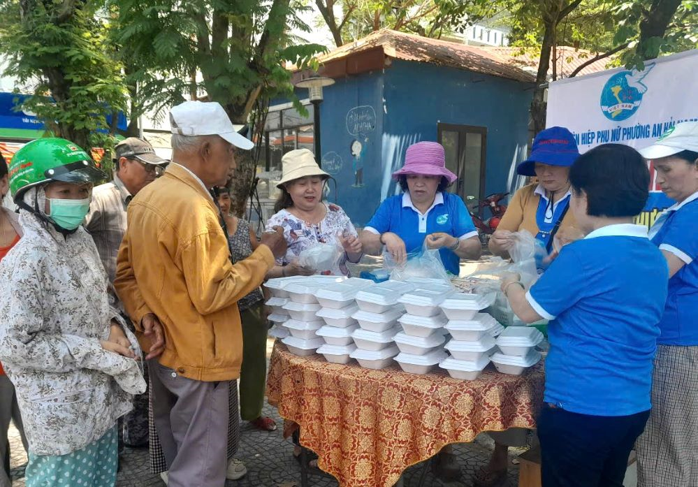 Thiết thực từ mô hình “Bữa cơm yêu thương”