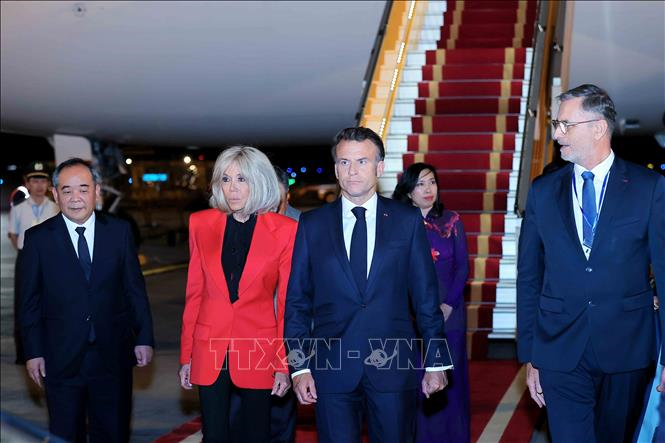 Tổng thống Pháp Emmanuel Macron và phu nhân đến Hà Nội, bắt đầu thăm cấp Nhà nước tới Việt Nam
