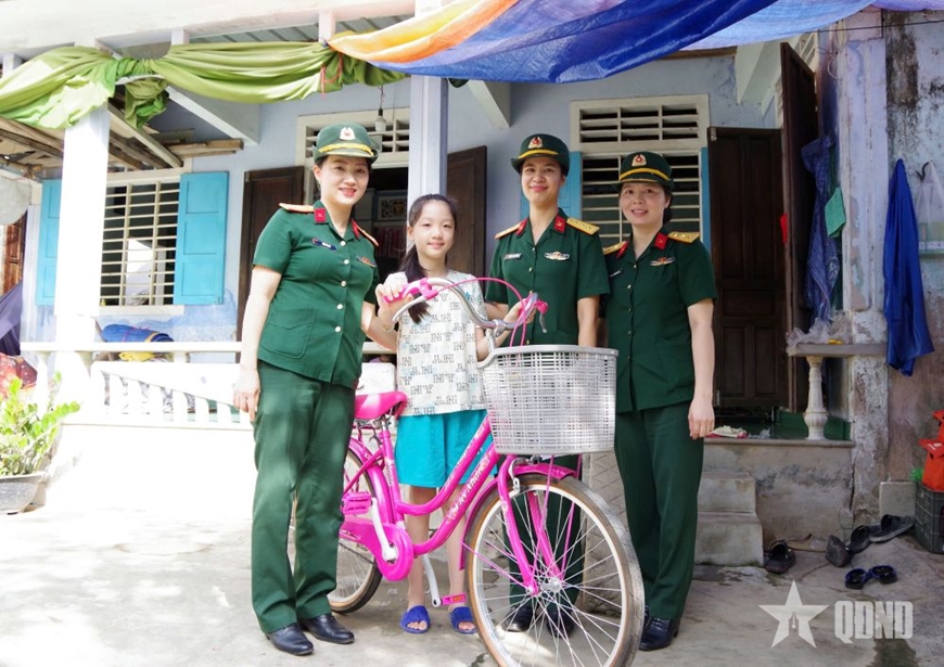 Nữ quân nhân hết lòng vì trẻ mồ côi