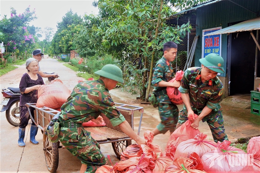 Giúp nhân dân Hà Tĩnh giảm thiệt hại mưa lũ đầu mùa