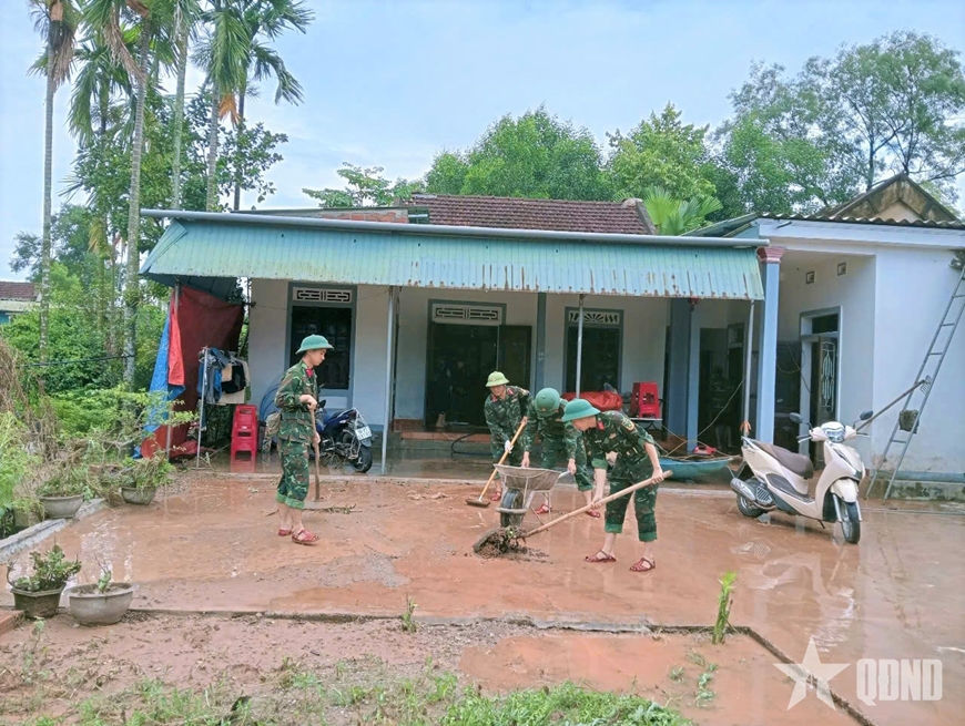 Hà Tĩnh: Bộ đội kịp thời giúp dân khắc phục hậu quả mưa lũ bất thường