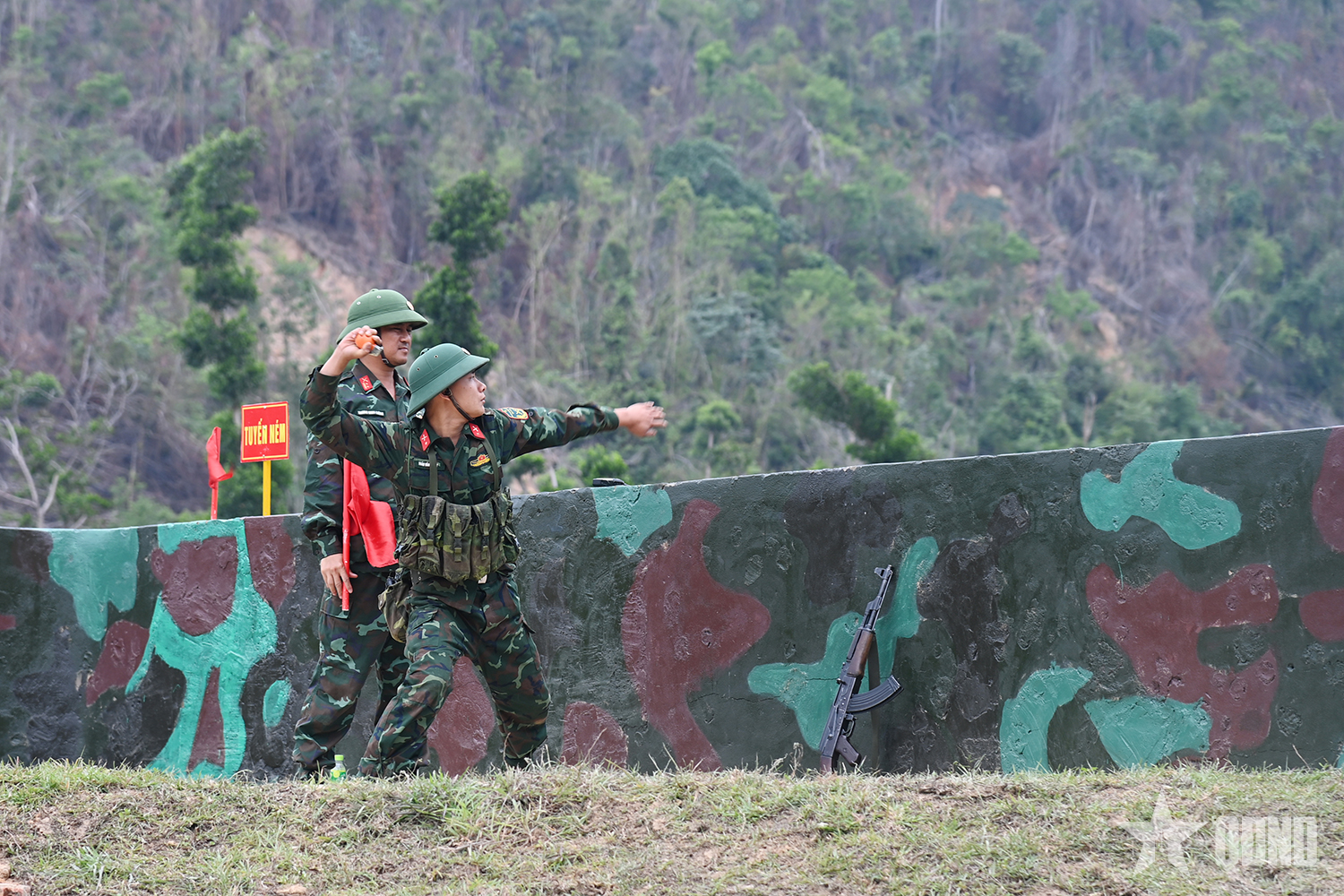 Trung đoàn 244, Bộ CHQS tỉnh Quảng Ninh: Kiểm tra chiến sĩ mới thực hành nội dung ném lựu đạn xa trúng đích 