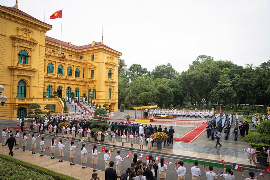 Chủ tịch nước Lương Cường chủ trì lễ đón Tổng thống Pháp Emmanuel Macron
