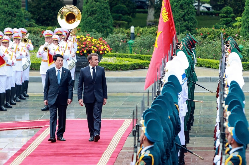 Chủ tịch nước Lương Cường chủ trì lễ đón Tổng thống Pháp Emmanuel Macron