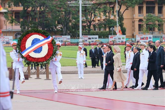 Tổng thống Pháp và Phu nhân vào Lăng viếng Chủ tịch Hồ Chí Minh và tưởng niệm các anh hùng liệt sĩ