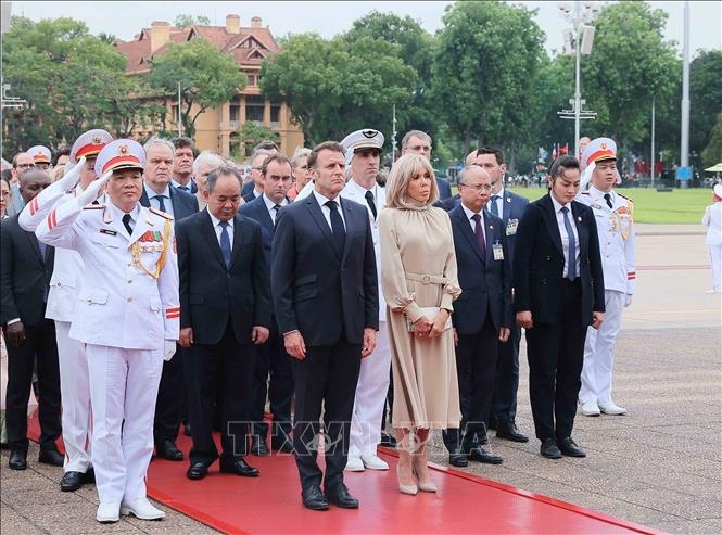 Tổng thống Pháp và Phu nhân vào Lăng viếng Chủ tịch Hồ Chí Minh và tưởng niệm các anh hùng liệt sĩ