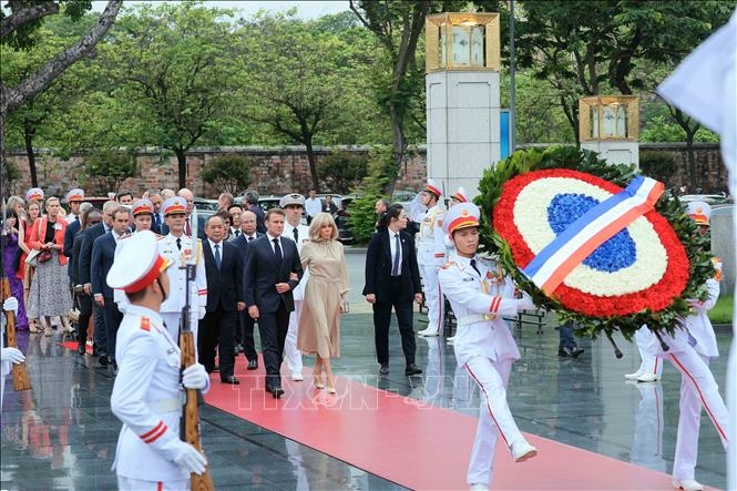 Tổng thống Pháp và Phu nhân vào Lăng viếng Chủ tịch Hồ Chí Minh và tưởng niệm các anh hùng liệt sĩ