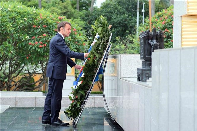 Tổng thống Pháp và Phu nhân vào Lăng viếng Chủ tịch Hồ Chí Minh và tưởng niệm các anh hùng liệt sĩ