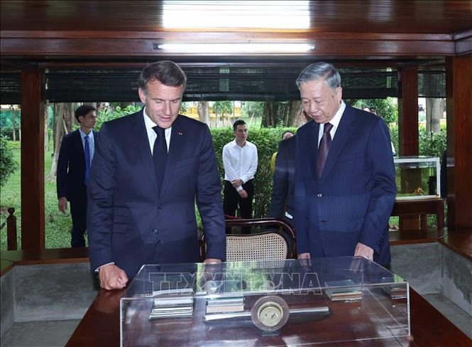 Tổng Bí thư Tô Lâm và Tổng thống Pháp Emmanuel Macron thăm Khu di tích Chủ tịch Hồ Chí Minh tại Phủ Chủ tịch