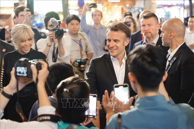 Tổng thống Pháp Emmanuel Macron và phu nhân dạo phố cổ Hà Nội