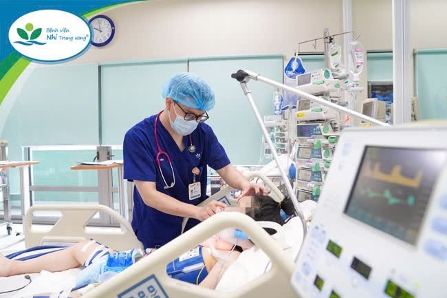 Hồi sinh sự sống cho bé gái 11 tuổi ngừng tuần hoàn sau tai nạn cửa cuốn