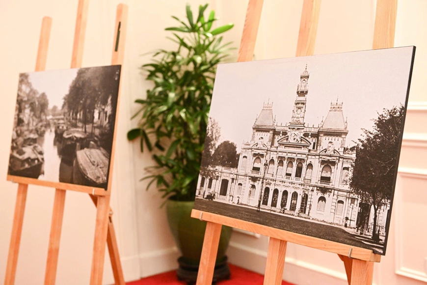 Chủ tịch nước Lương Cường và Tổng thống Hungary dự khai mạc triển lãm ảnh của nhiếp ảnh gia Dezso Bozoky