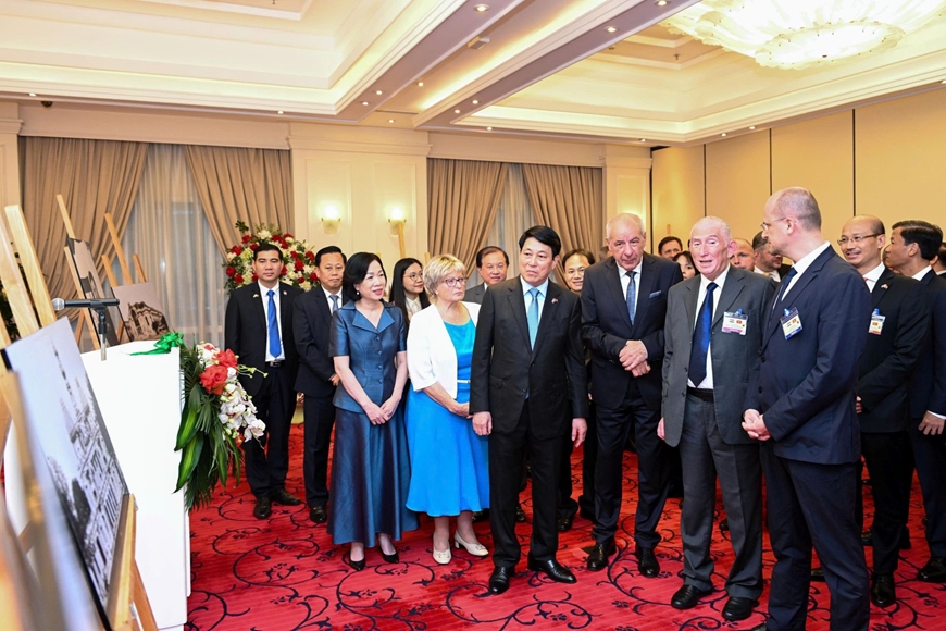 Chủ tịch nước Lương Cường và Tổng thống Hungary dự khai mạc triển lãm ảnh của nhiếp ảnh gia Dezso Bozoky