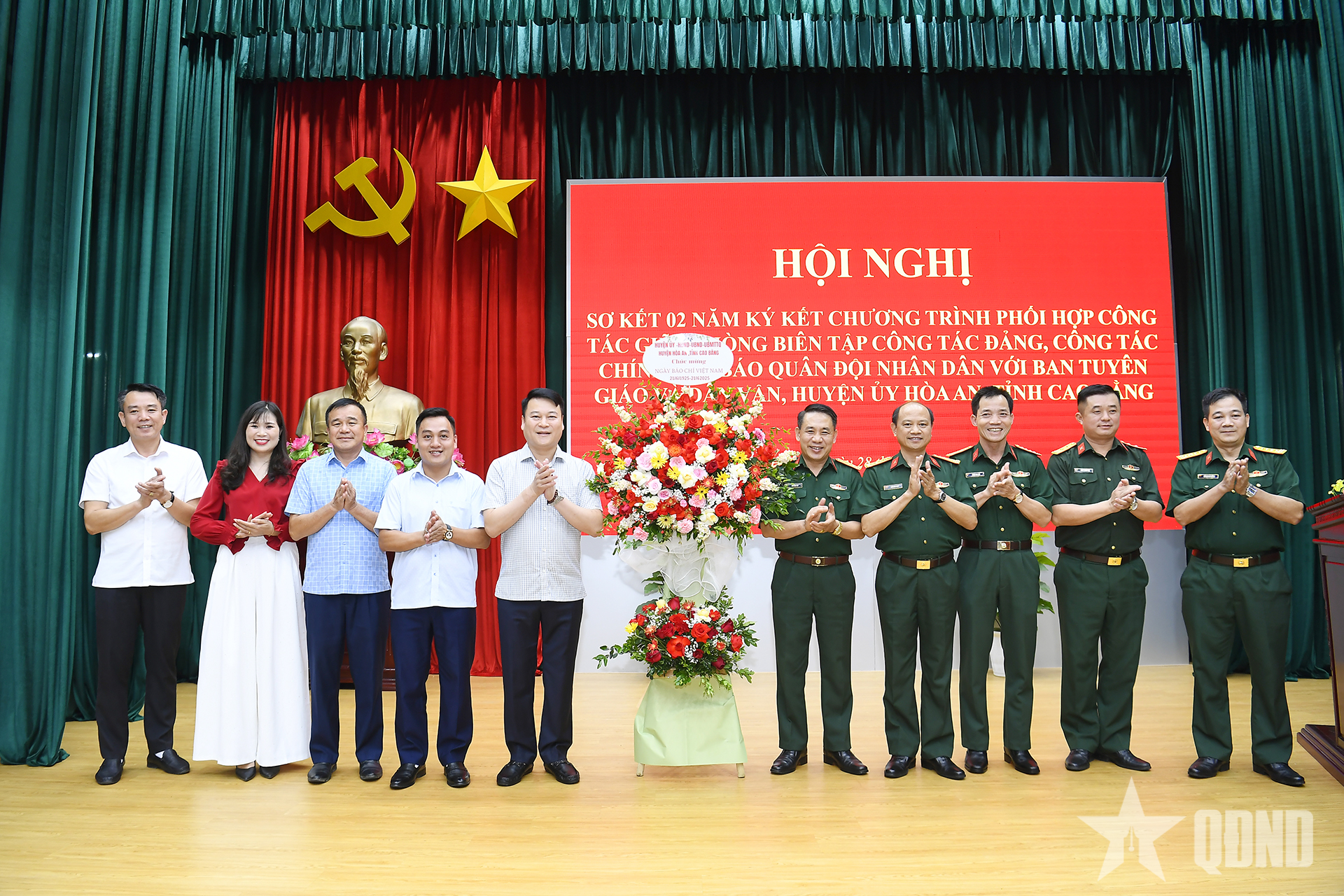 Báo Quân đội nhân dân và huyện Hòa An (Cao Bằng) đẩy mạnh giao lưu, hợp tác