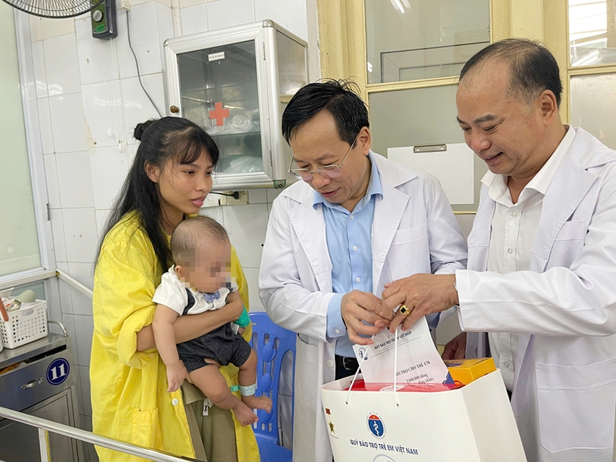 Phó chủ tịch nước Võ Thị Ánh Xuân thăm, tặng quà trẻ em điều trị tại Bệnh viện Phổi Trung ương