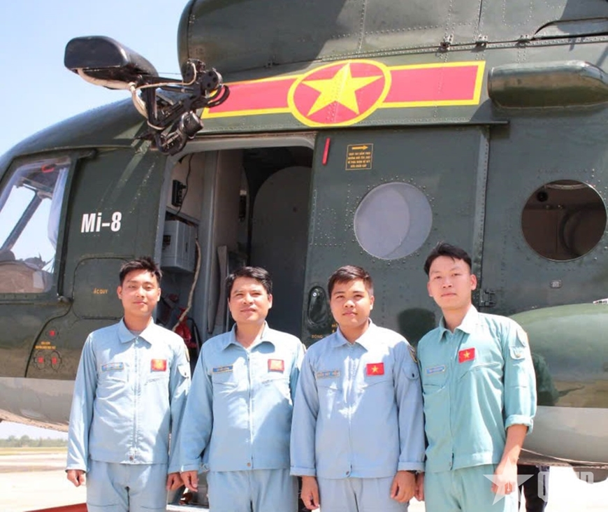 Trung đoàn Không quân 930 tổ chức thành công ban bay thả đơn cho học viên trên máy bay Mi-8