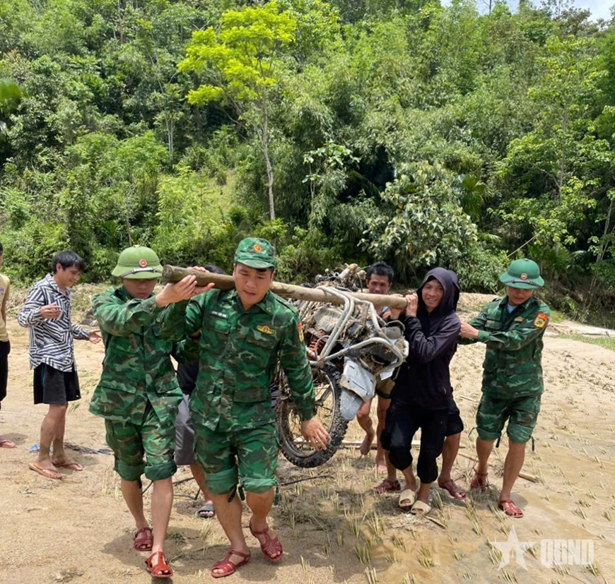 Nghệ An: Bộ đội Biên phòng hỗ trợ khắc phục hậu quả lũ quét tại Quế Phong