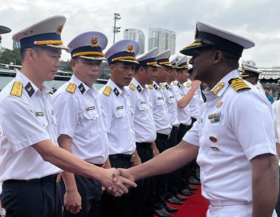 Gallery - Tàu hải quân Ấn Độ thăm xã giao TP Hồ Chí Minh