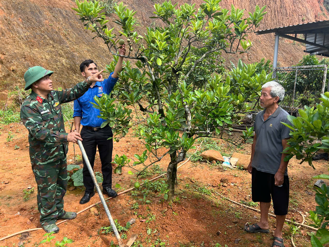 Gần gũi, sâu sát giúp dân vượt khó
