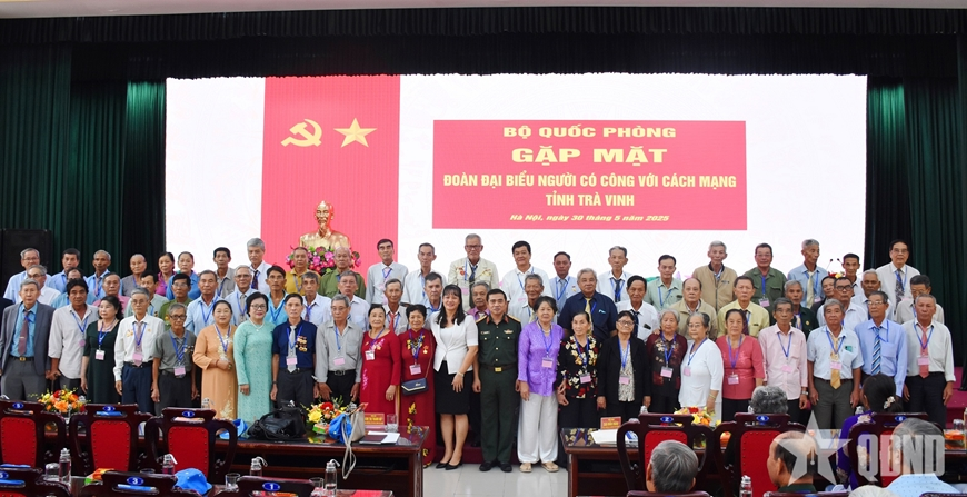 Bộ Quốc phòng gặp mặt đoàn đại biểu người có công với cách mạng tỉnh Trà Vinh