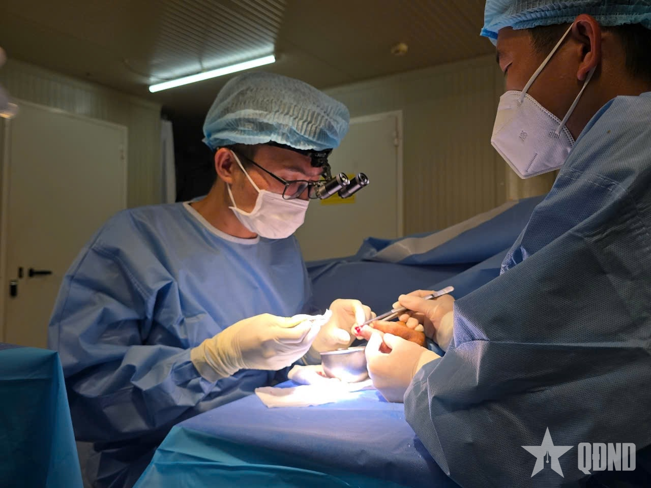 Bệnh viện dã chiến cấp 2 Việt Nam cấp cứu thành công ca tổn thương phức tạp gần đứt lìa ngón tay