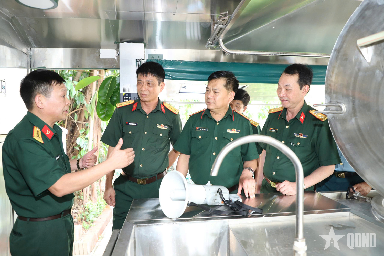 Cục Quân nhu bàn giao 10 xe bếp tự hành cho các đơn vị