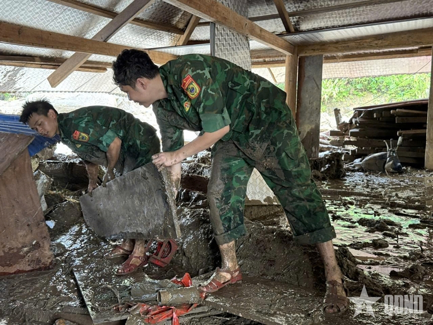Kịp thời di dời người dân trước khi lũ quét ập đến
