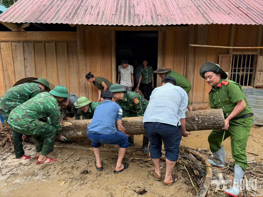 Kịp thời di dời người dân trước khi lũ quét ập đến