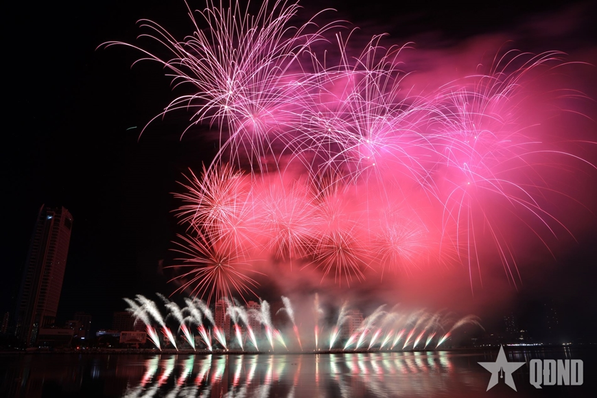 Mãn nhãn pháo hoa đỉnh cao và không gian thực tế ảo ngoài trời lớn nhất Việt Nam