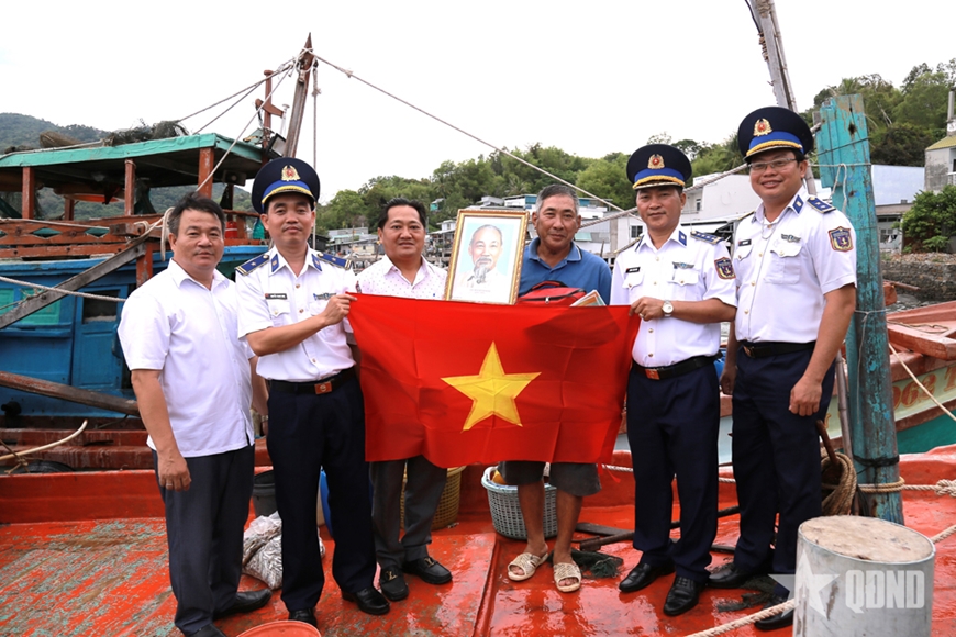 Chắc tay súng, vững lòng dân nơi biển, đảo Tây Nam Chắc tay súng, vững lòng dân nơi biển, đảo Tây Nam