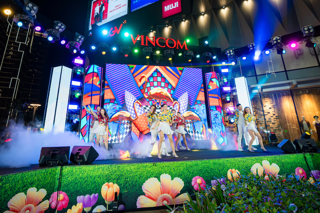 Nghỉ hè giữa thành phố lên ngôi, các gia đình hiện đại rủ nhau đi trung tâm thương mại 