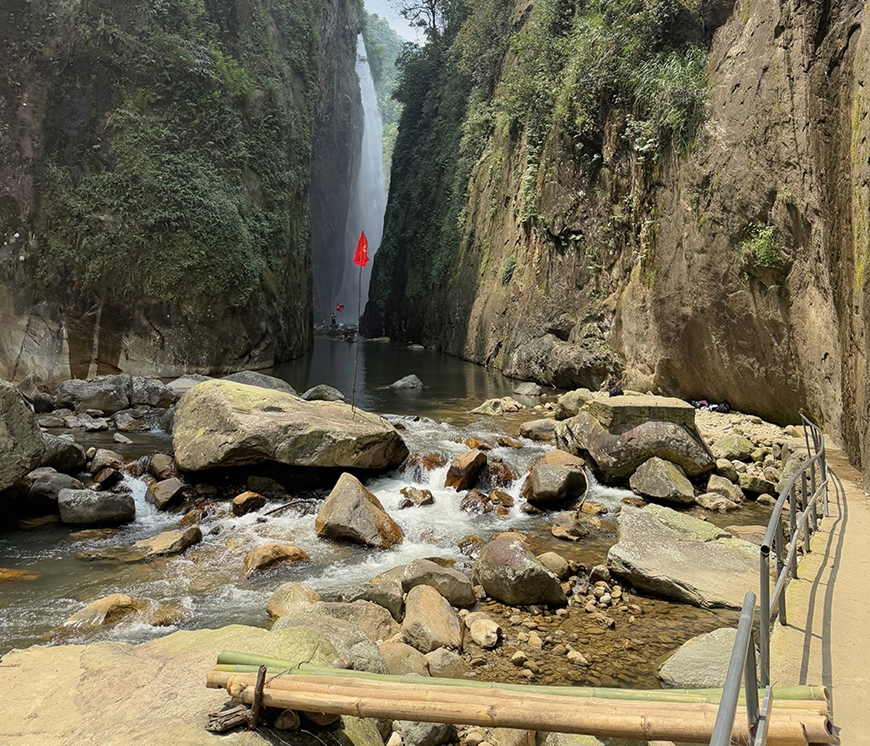 Ống kính bạn đọc: Thác Rồng - điểm đến mới hấp dẫn