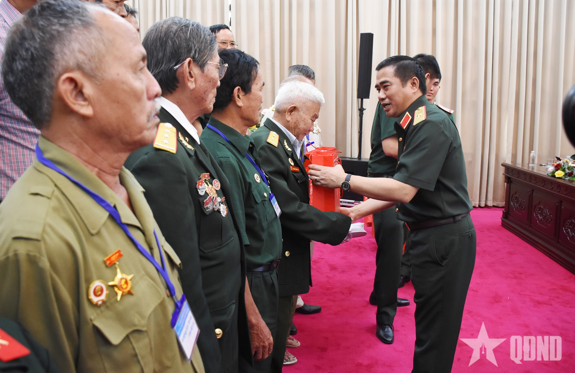 Bộ Quốc phòng gặp mặt đoàn đại biểu người có công với cách mạng tỉnh Kon Tum