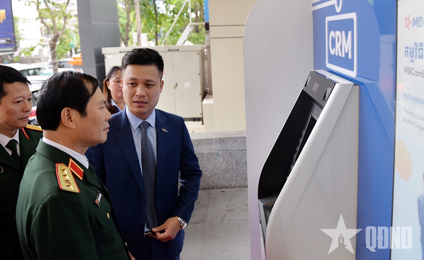 Đại tướng Nguyễn Tân Cương thăm Công ty viễn thông Metfone và Ngân hàng MB Campuchia
