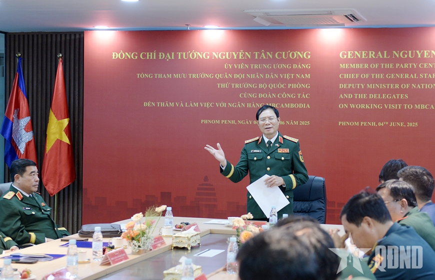 Đại tướng Nguyễn Tân Cương thăm Công ty viễn thông Metfone và Ngân hàng MB Campuchia