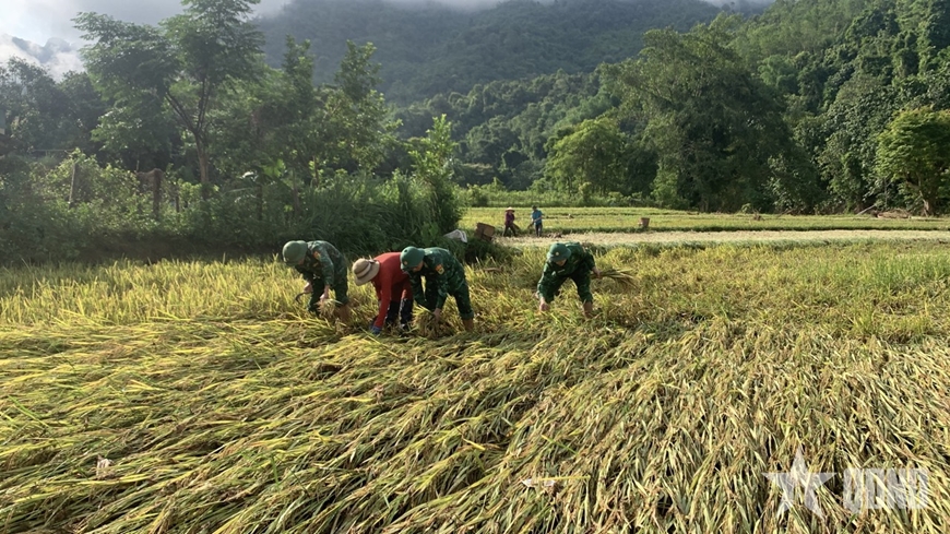 Bộ đội Biên phòng Nghệ An giúp dân khắc phục hậu quả lũ quét tại Nhôn Mai