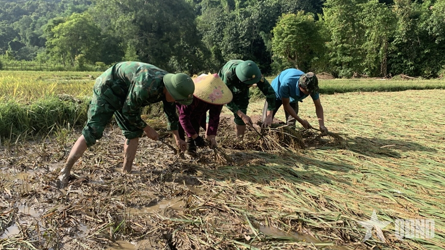 Bộ đội Biên phòng Nghệ An giúp dân khắc phục hậu quả lũ quét tại Nhôn Mai