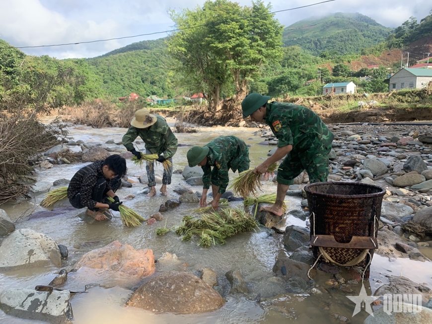 Bộ đội Biên phòng Nghệ An giúp dân khắc phục hậu quả lũ quét tại Nhôn Mai