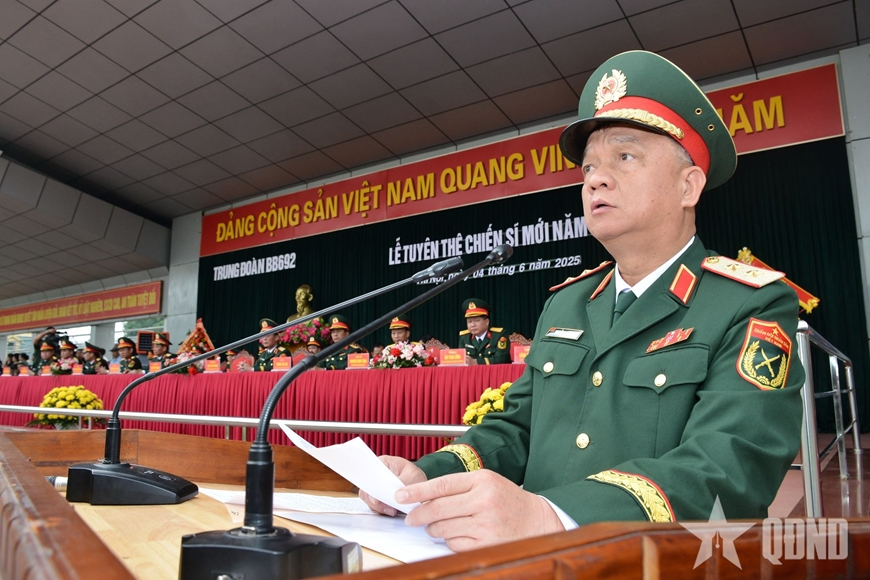 Trung tướng Nguyễn Quang Ngọc dự Lễ tuyên thệ chiến sĩ mới tại Trung đoàn 692