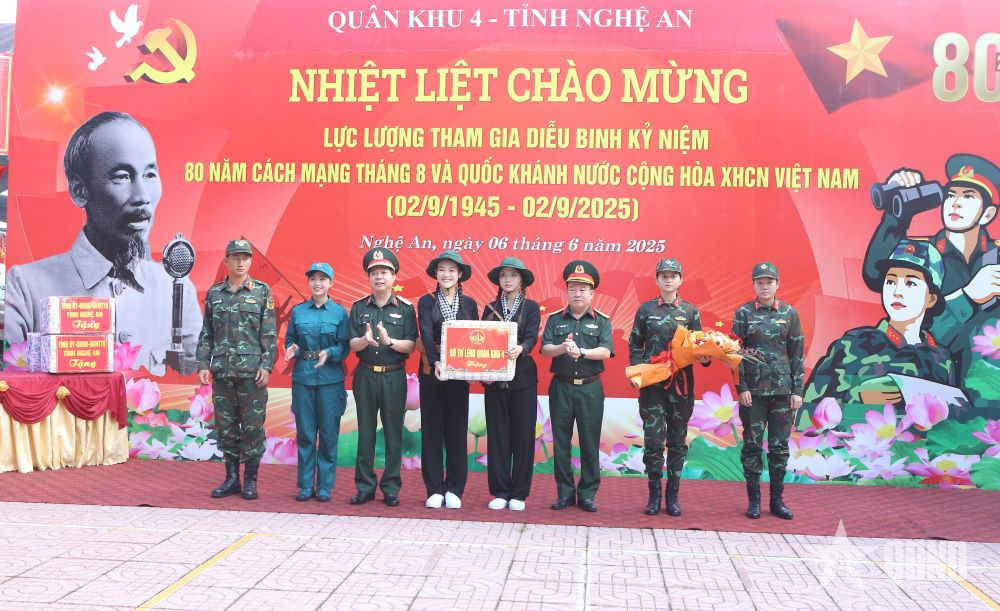 Quân khu 4 đón, tặng quà lực lượng Quân khu 7 tham gia diễu binh, diễu hành kỷ niệm 80 năm Quốc khánh
