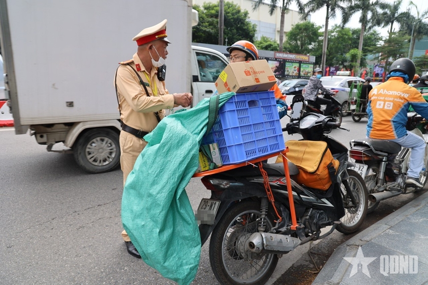 Hà Nội: Cảnh sát giao thông đồng loạt xử lý xe chở hàng cồng kềnh, xe ba bánh vi phạm