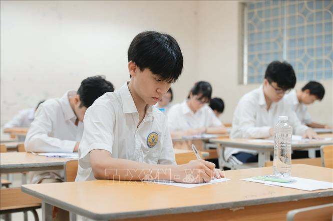 Gần 103.000 thí sinh Hà Nội bước vào môn thi đầu tiên Kỳ thi tuyển sinh vào lớp 10 công lập