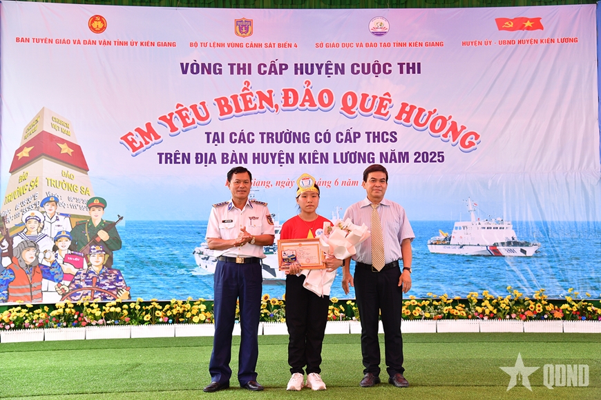 Bộ tư lệnh Vùng Cảnh sát biển 4 đồng hành với ngư dân