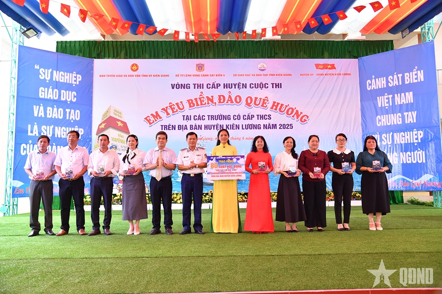 Bộ tư lệnh Vùng Cảnh sát biển 4 đồng hành với ngư dân