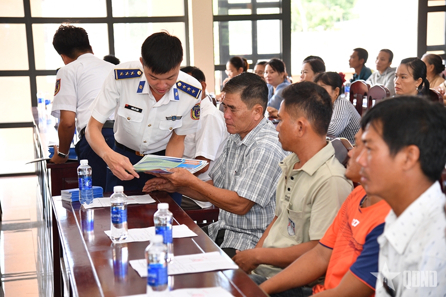Bộ tư lệnh Vùng Cảnh sát biển 4 đồng hành với ngư dân