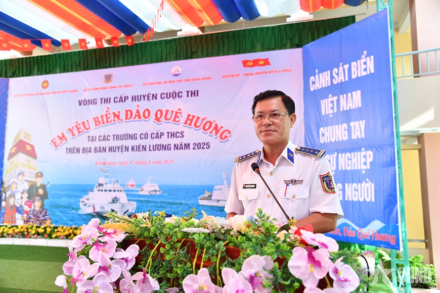 Bộ tư lệnh Vùng Cảnh sát biển 4 đồng hành với ngư dân