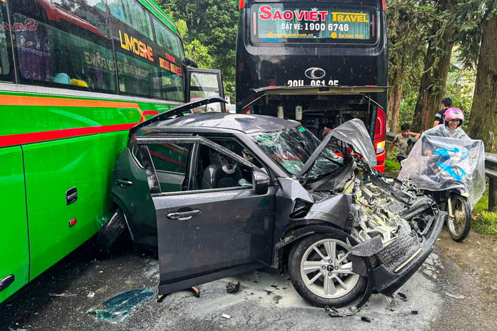 Lào Cai: Ô tô con biến dạng sau tai nạn liên hoàn, dòng xe ùn tắc kéo dài