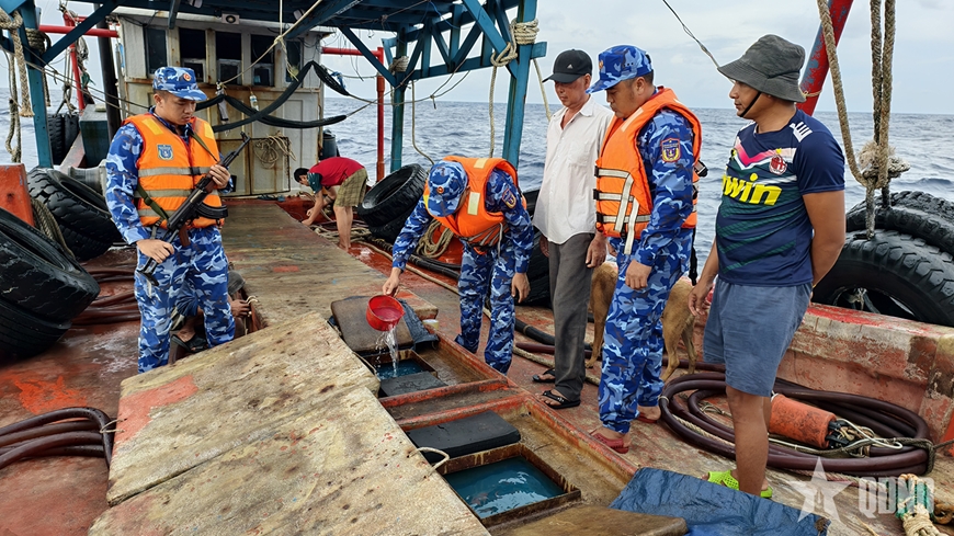 Bộ tư lệnh Vùng Cảnh sát biển 4 phát hiện, bắt giữ tàu vận chuyển trái phép dầu không rõ nguồn gốc
