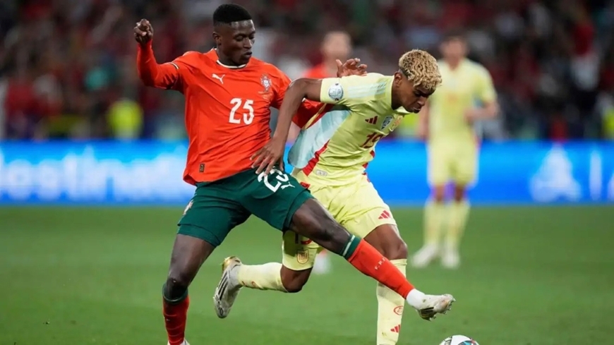 Nuno Mendes "khóa chặt" tài năng trẻ Lamine Yamal của đội tuyển Tây Ban Nha. Ảnh: football365.com
