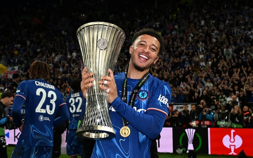 Jadon Sancho ăn mừng chức vô địch UEFA Conference league vừa qua trong màu áo Chelsea. Ảnh: Getty